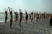 Оздоровительная гимнастика на пляже в Туапсе