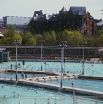 Жители города отдыхают в открытом плавательном бассейне «Москва»