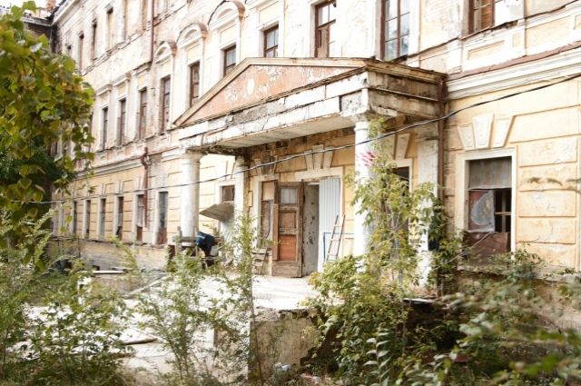 Выпускники Оренбургского летного училища встречают его столетие у разрушенного здания.