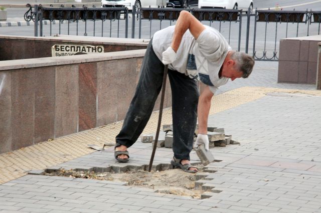 Да, работа в Волгограде и области есть. Но эксплуатация людей стала беспощадной, а зарплаты – мизерные.