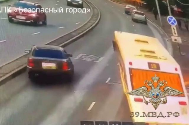 В Калининграде вновь автомобиль вылетел на тротуар