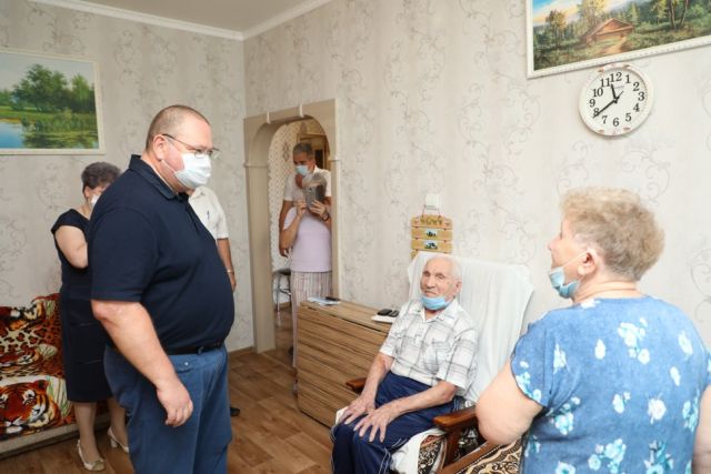 Врио губернатора Олег Мельниченко лично проверил качество воды в Кузнецке