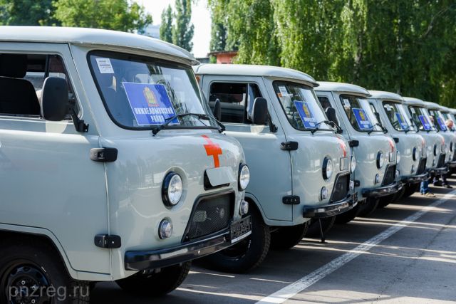 Олег Мельниченко вручил ключи от новых санитарных автомобилей