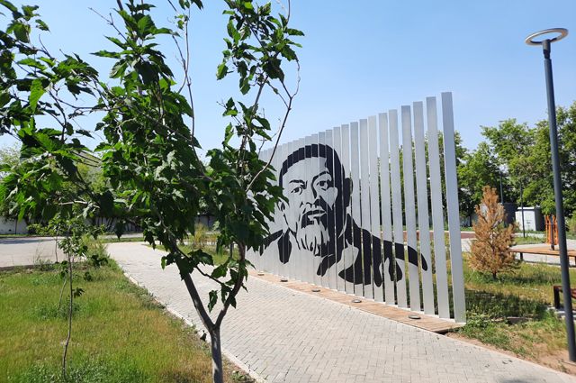 Инсталляция в честь Абая на детской площадке в Нур-Султане. Фото Андрея Белобородова