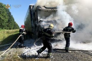 На трассе Житомир-Черновцы загорелся грузовик с алкогольными напитками.