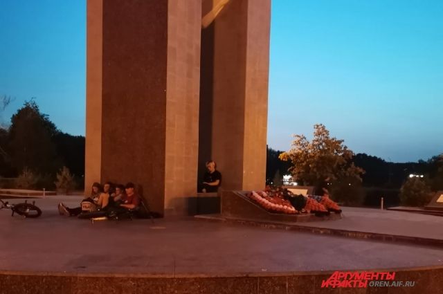 Спиной к истории: оренбуржцы используют памятник афганцам как скамейку