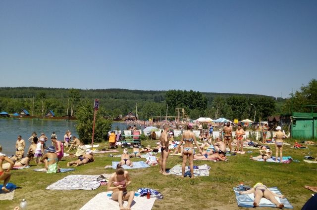 Красное озеро - популярное место отдыха у кемеровчан.