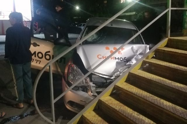 Такси влетело в крыльцо магазина в Калининском районе Челябинска