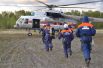 Сотрудники спасательной службы МЧС РФ направляются к месту крушения вертолета Ми-8 в районе Кроноцкого заповедника на Камчатке