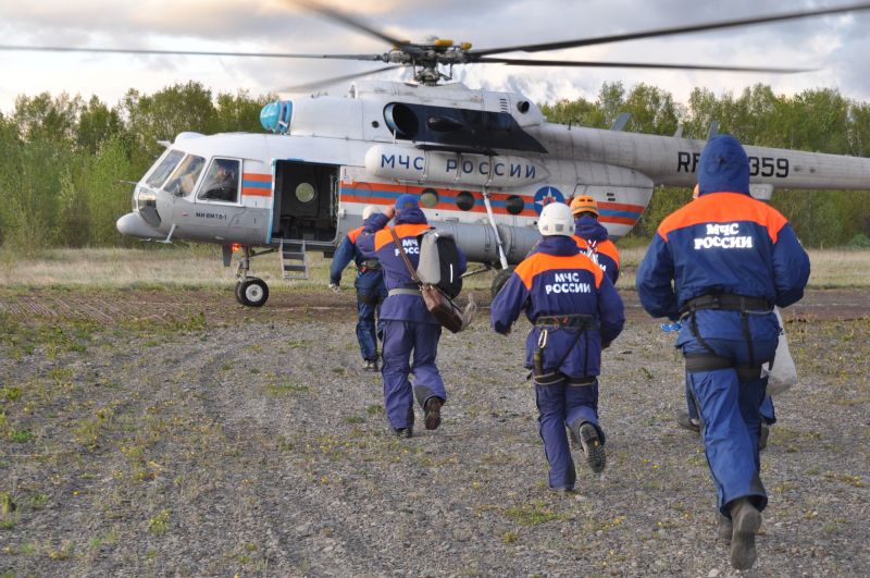 Сотрудники спасательной службы МЧС РФ направляются к месту крушения вертолета Ми-8 в районе Кроноцкого заповедника на Камчатке