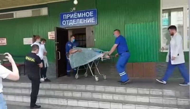 Сотрудники скорой помощи доставили пострадавшего при падении вертолета Ми-8 в краевую больницу в Петропавловске-Камчатском