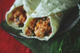 Буррито с курицей и рисом: рецепт вкусного блюда.