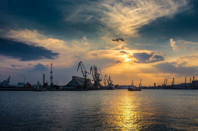 По факту разлива нефтепродуктов в морском порту Ленобласти идет проверка