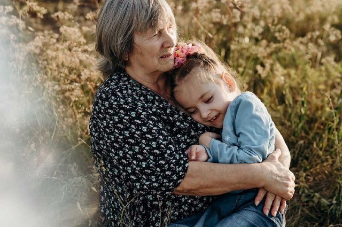Видео про внучка. Бабушка с внучкой на руках. С внучкой. Семья с бабушкой. Бабушка по материнской линии самый важный человек в жизни ребенка.