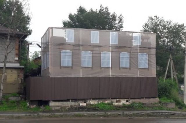 Доступ к аварийному дому на улице Баррикад ограничили в Иркутске
