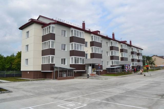 Новый дом расположен на улице Заводской. В жилом здании – 6 однокомнатных, 12 двухкомнатных и 9 трехкомнатных квартир. 