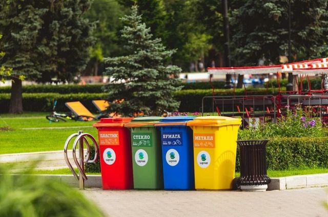 В Оренбурге сотрудники ППС доставили мужчину из мусорного контейнера в отдел. ел