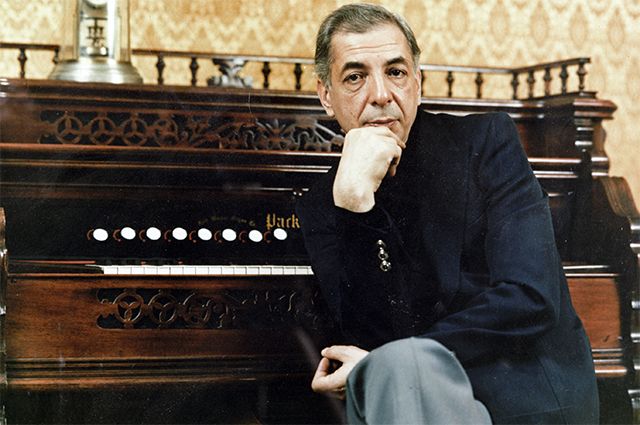 Композитор одним из первых ввёл в свою музыку звучание клавесина. 1984 год.