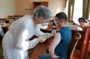 Минздрав сообщил, какие регионы лидируют по охвату COVID-вакцинами