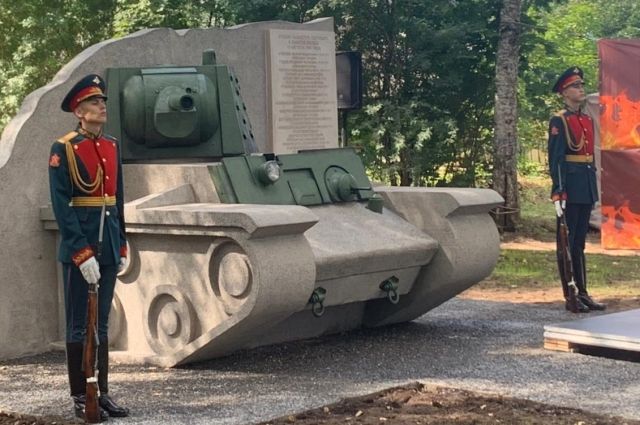 Открыт памятник танкистам первой Краснознаменной танковой дивизии