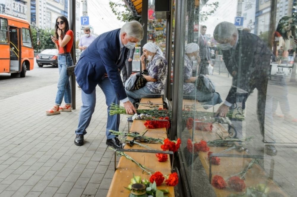 Губернатор Александр Гусев принес цветы к месту взрыва. 