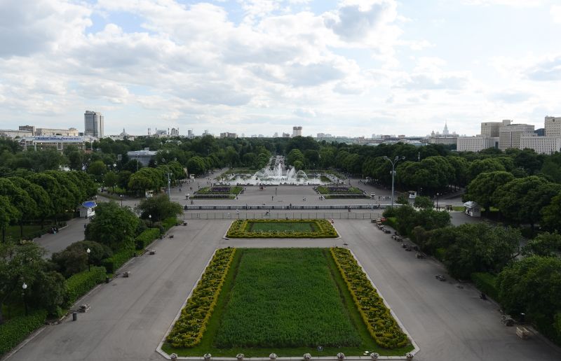 Смотровая площадка на крыше Главного входа в Парк Горького находится на высоте 17,3 метров, её площадь составляет 555 квадратных метров