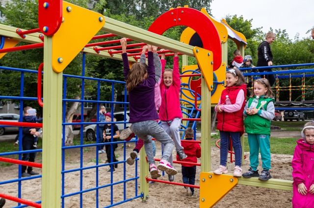 В Новосибирске на улице Забалуева открыта новая детская площадка