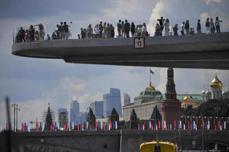 Парящий мост в парке «Зарядье» был открыт 9 сентября 2017 года. Технологически Парящий мост является не мостом, а V-образной смотровой площадкой. Мост в двух местах пересекает Москворецкую набережную, вклинивается в Москва-реку, нависая над поверхностью воды на высоте в 15 метров