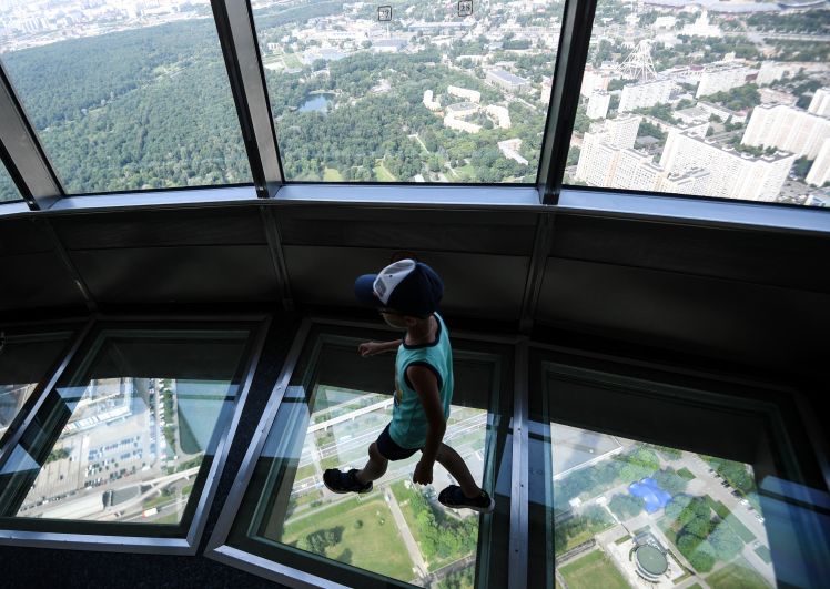 Ребёнок на смотровой площадке на Останкинской телебашне. Смотровая площадка имеет два уровня: закрытый круглогодичный с панорамными окнами и стеклянным полом (337 метров) и открытый (340 метров)