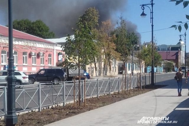 В центре Оренбурга горит частный сектор - жилой дом и нежилое строение