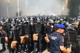 Под зданием ОП произошли столкновения: пострадали семь полицейских