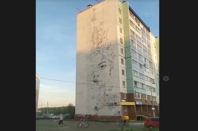 Гигантский портрет девушки украсит фасад дома в Челябинске