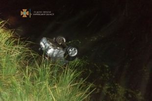 В Харьковской области авто упало в реку: есть погибший.