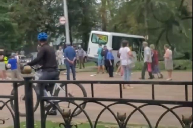 В Ставрополе маршрутка с пассажирами въехала в дерево, спасая пешехода