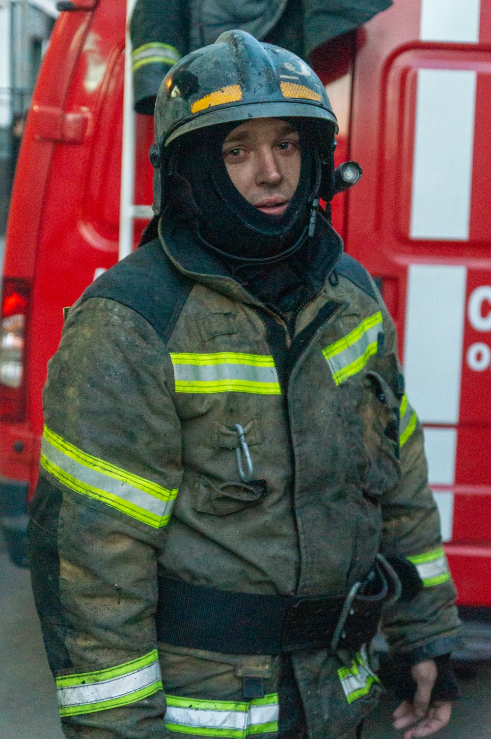 Человек остался без жилья. Старший пожарный. Пожарные МЧС России. Тушение пожара Россия.