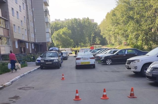 Водитель Hyundai сбила 2-летнего мальчика во дворе дома в Новосибирске