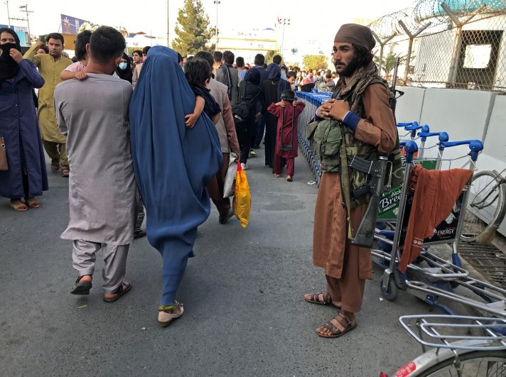Боевик движения «Талибан» (запрещено в РФ) у въезда в международный аэропорт имени Хамида Карзая в Кабуле