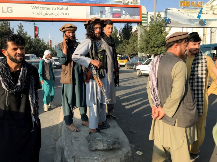 Боевики движения «Талибан» (запрещено в РФ) у въезда в международный аэропорт имени Хамида Карзая в Кабуле