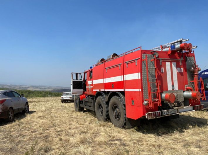 На всех пожарах задействована техника МЧС.