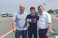 Заурбек Сидаков (в центре) прилетел в Осетию после победы.