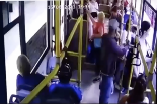 На кадрах видно, как женщина отпускает поручень и через секунду падает на пол салона при резком торможении.