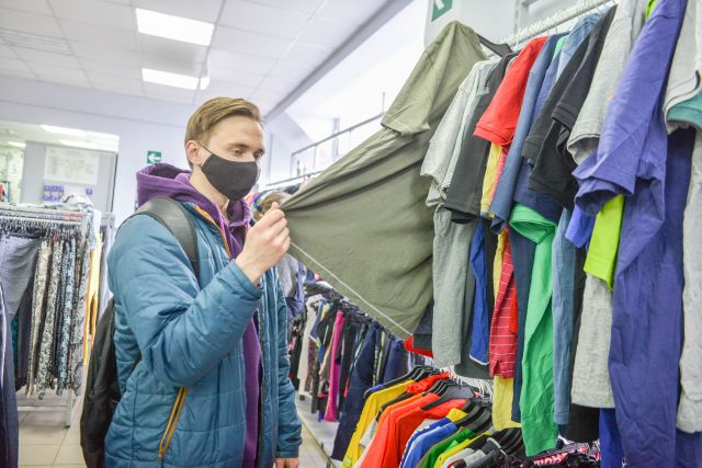 Одежда с трупов? Хозяйка секонд-хенда в Новосибирске раскрыла тайны бизнеса