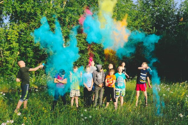 Фонд проводил необычные мероприятия, чтобы раскрасить яркими красками будни детей-сирот.