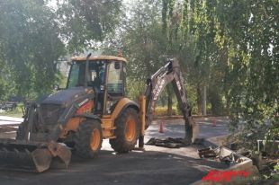 В Оренбурге вскрыли уложенный две недели назад у сквера Лебедева и Сираева асфальт.