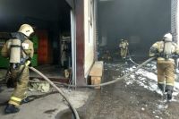 В Оренбурге на территории торгового дома «Беларусь» начался пожар.