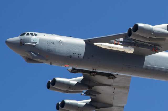 Бомбардировщик B-52 с прототипом ракеты AGM-183A на испытаниях в июне 2019 года.