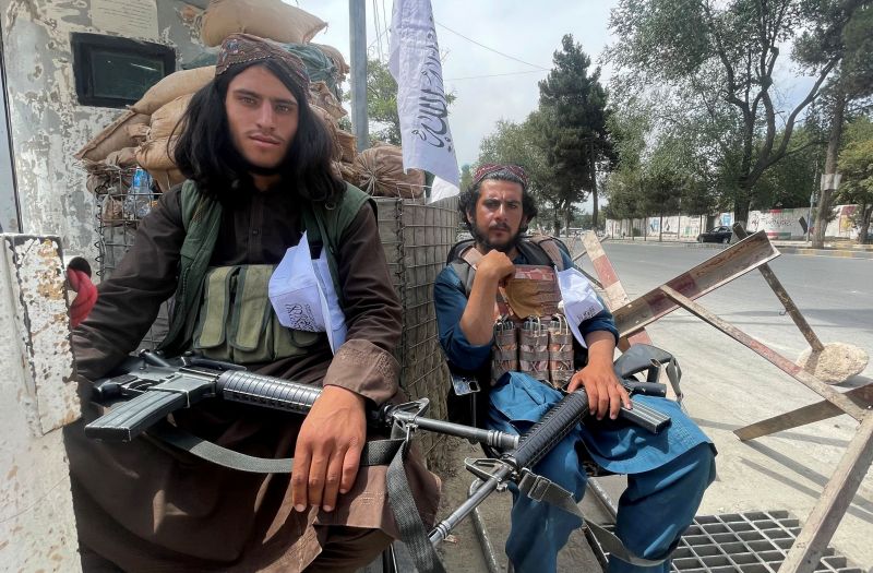 Боевики движения «Талибан» (запрещено в РФ) на контрольно-пропускном пункте в Кабуле