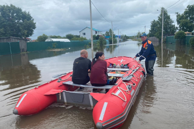 В Приамурье спасатели с Камчатки продолжают борьбу с последствиями паводков