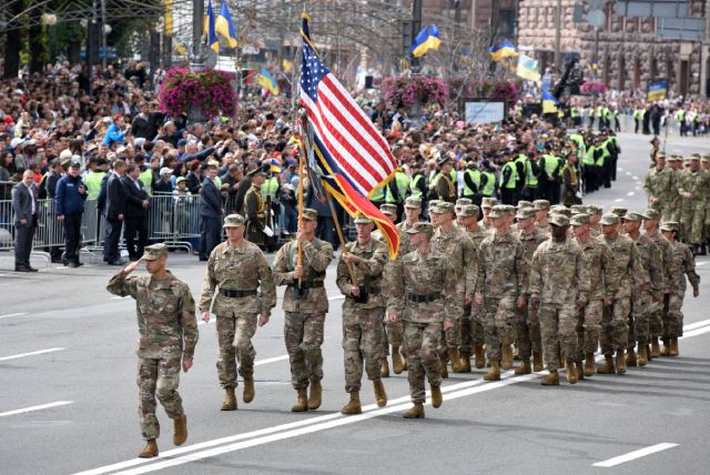 Военные США на параде в честь Дня «независимости» в Киеве, Украина.