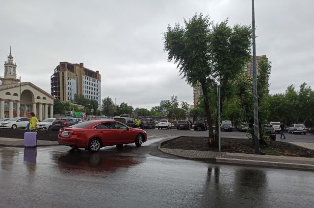 Красноярцы жалуются, что на парковке не хватает мест, машины паркуют, где придётся/